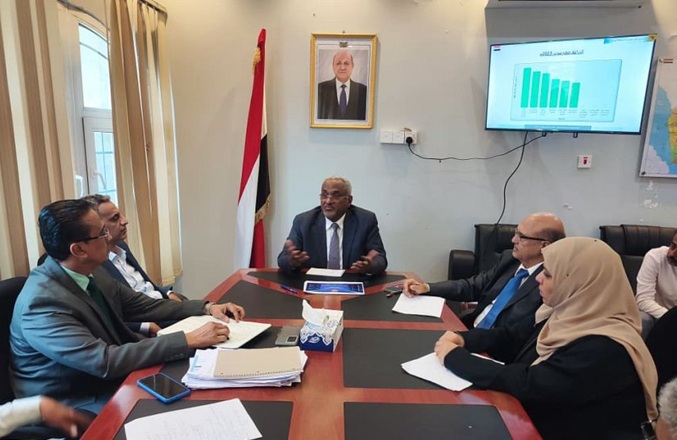 باسلمة مع مسؤولي المركز