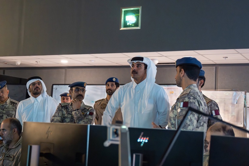 امير قطر في مركز العمليات الجوية