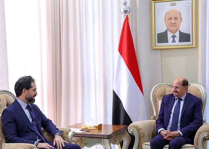 الزنداني مع الدبلوماسي الامريكي