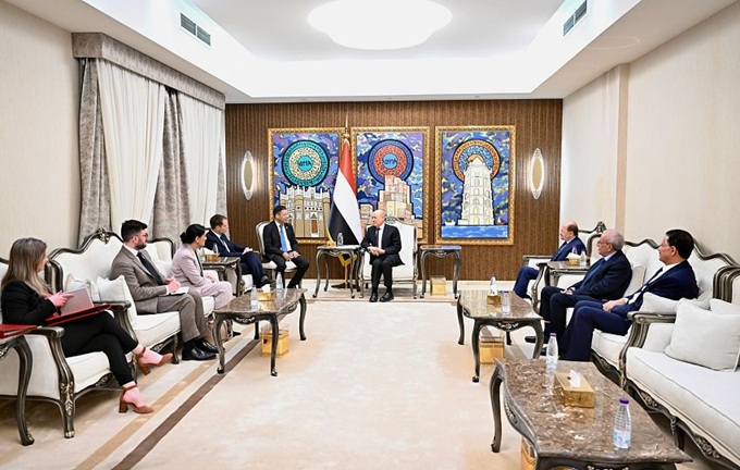 الرئيس العليمي مع الوزيرة البريطانية