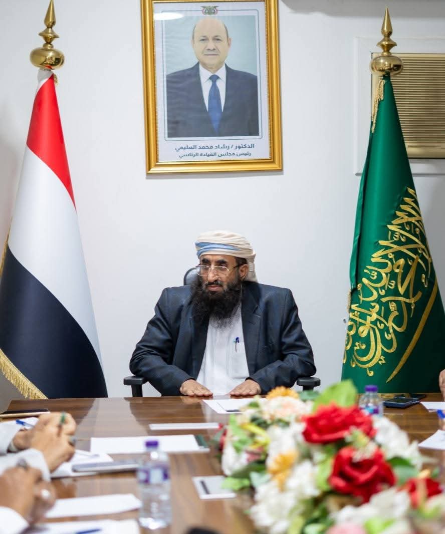 الوادعي يرأس الاجتماع 
