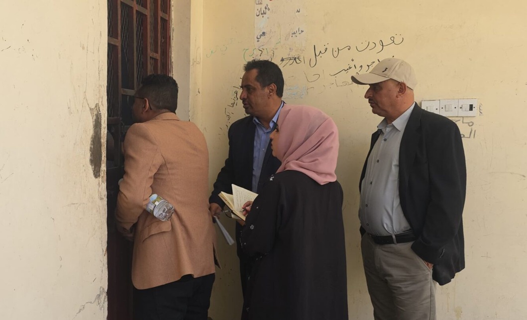 فريق اللجنة في احد مراكز الاحتجاز بتعز
