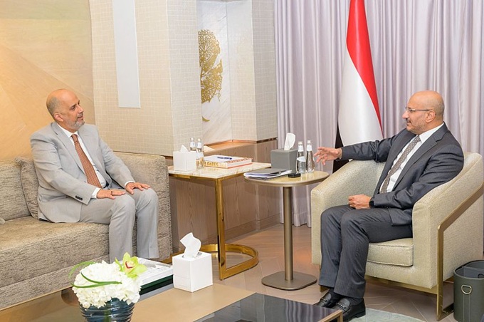 طارق صالح مع وزير المالية