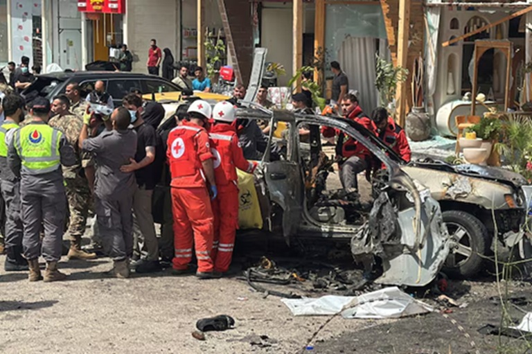 فرق انقاذ تعاين سيارة  استهدفتها اسرائيل