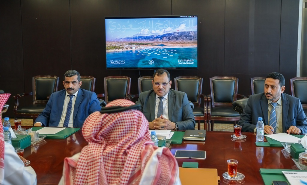 السقطري مع مسؤولي البرنامج السعودي