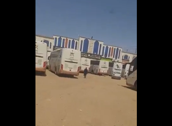 حافلات متوقفة قبالة المنفذ