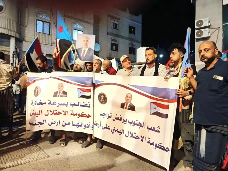 عناصر الانتقالي امام قصر معاشيق في عدن
