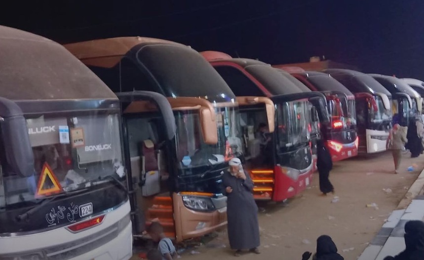 حافلات نقل معتمرين في منفذ الوديعة