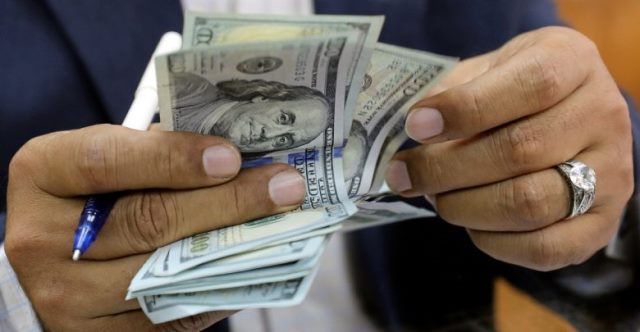 رجل أعمال: موجة غلاء مرتقبة عقب تحرير سعر الدولار الجمركي في اليمن