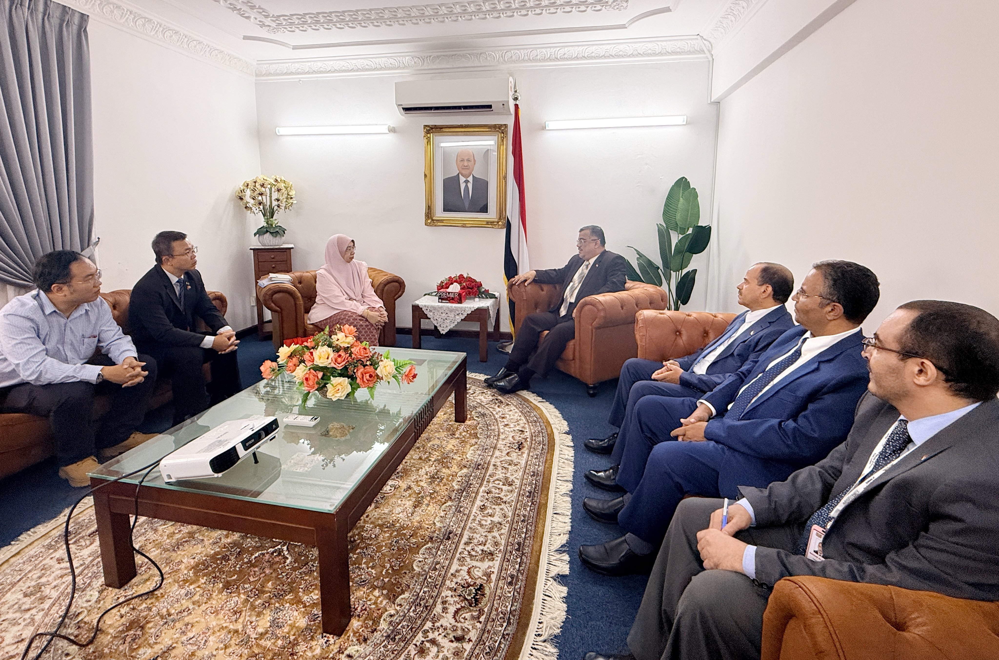 السفير اليمني مع وفد الجامعة الماليزية