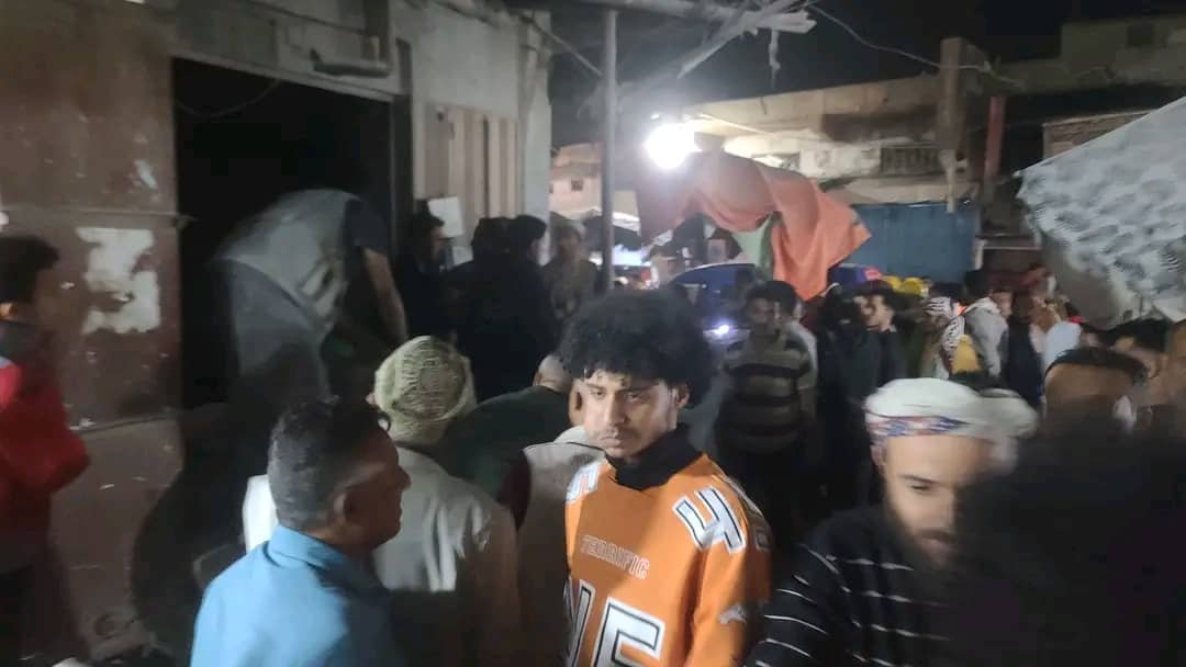 مواطنون بتجمهرون في مكان الجريمة